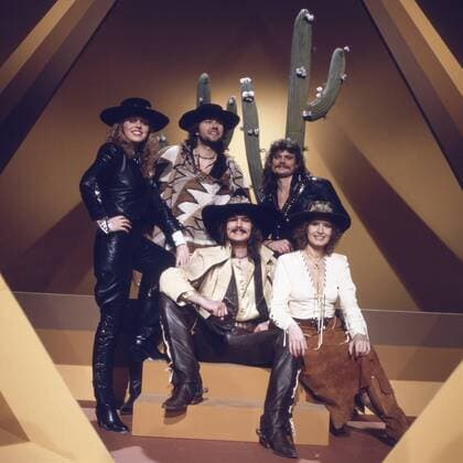 Die deutsche Band Dschinghis Khan im Fernsehstudio, Deutschland 1980er Jahre. German band Dschinghis Khan at a TV studio, Germany 1980s. UnitedArchives00024077