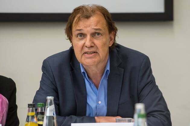 Berlin Vorstellung Projekt Antisemitismus & Salafismus Modellprojekt Demokratie staerken! Aktiv gegen Antisemitismus und Salafismus! Bildungssenatorin Scheeres und AJC Berlin Direktorin Deidre Berger ziehen Zwischenbilanz des Modellprojektes Demokratie staerken! Aktiv gegen Antisemitismus und Salafismus! Am Donnerstag den 19. Juli 2017 praesentierte die Bildungssenatorin zusammen mit der Direktorin des American Jewish Committee die Ergebisse des Modellprojektes an Berliner Schulen. Ziel des Projektes ist es, Lehrerinnen und Lehrer aus Berliner Schulen im Rahmen von Fortbildungen im praeventiven Umgang gegen Salafismus und dem ihm innewohnenden Antisemitismus zu unterstuetzen und praxisorientierte Unterrichtsmaterialien zu entwickeln. Dabei sollen die Lehrkraefte die Fortbildungen als Moeglichkeit begreifen, sich mit Expertinnen und Experten auszutauschen. Im Bild: Materialien gegen