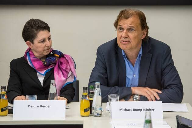 Berlin Vorstellung Projekt Antisemitismus & Salafismus Modellprojekt Demokratie staerken! Aktiv gegen Antisemitismus und Salafismus! Bildungssenatorin Scheeres und AJC Berlin Direktorin Deidre Berger ziehen Zwischenbilanz des Modellprojektes Demokratie staerken! Aktiv gegen Antisemitismus und Salafismus! Am Donnerstag den 19. Juli 2017 praesentierte die Bildungssenatorin zusammen mit der Direktorin des American Jewish Committee die Ergebisse des Modellprojektes an Berliner Schulen. Ziel des Projektes ist es, Lehrerinnen und Lehrer aus Berliner Schulen im Rahmen von Fortbildungen im praeventiven Umgang gegen Salafismus und dem ihm innewohnenden Antisemitismus zu unterstuetzen und praxisorientierte Unterrichtsmaterialien zu entwickeln. Dabei sollen die Lehrkraefte die Fortbildungen als Moeglichkeit begreifen, sich mit Expertinnen und Experten auszutauschen. Im Bild vlnr.: Deidre Berg