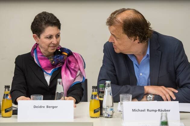 Berlin Vorstellung Projekt Antisemitismus & Salafismus Modellprojekt Demokratie staerken! Aktiv gegen Antisemitismus und Salafismus! Bildungssenatorin Scheeres und AJC Berlin Direktorin Deidre Berger ziehen Zwischenbilanz des Modellprojektes Demokratie staerken! Aktiv gegen Antisemitismus und Salafismus! Am Donnerstag den 19. Juli 2017 praesentierte die Bildungssenatorin zusammen mit der Direktorin des American Jewish Committee die Ergebisse des Modellprojektes an Berliner Schulen. Ziel des Projektes ist es, Lehrerinnen und Lehrer aus Berliner Schulen im Rahmen von Fortbildungen im praeventiven Umgang gegen Salafismus und dem ihm innewohnenden Antisemitismus zu unterstuetzen und praxisorientierte Unterrichtsmaterialien zu entwickeln. Dabei sollen die Lehrkraefte die Fortbildungen als Moeglichkeit begreifen, sich mit Expertinnen und Experten auszutauschen. Im Bild vlnr.: Deidre Berg