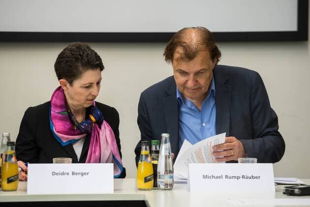Berlin Vorstellung Projekt Antisemitismus & Salafismus Modellprojekt Demokratie staerken! Aktiv gegen Antisemitismus und Salafismus! Bildungssenatorin Scheeres und AJC Berlin Direktorin Deidre Berger ziehen Zwischenbilanz des Modellprojektes Demokratie staerken! Aktiv gegen Antisemitismus und Salafismus! Am Donnerstag den 19. Juli 2017 praesentierte die Bildungssenatorin zusammen mit der Direktorin des American Jewish Committee die Ergebisse des Modellprojektes an Berliner Schulen. Ziel des Projektes ist es, Lehrerinnen und Lehrer aus Berliner Schulen im Rahmen von Fortbildungen im praeventiven Umgang gegen Salafismus und dem ihm innewohnenden Antisemitismus zu unterstuetzen und praxisorientierte Unterrichtsmaterialien zu entwickeln. Dabei sollen die Lehrkraefte die Fortbildungen als Moeglichkeit begreifen, sich mit Expertinnen und Experten auszutauschen. Im Bild vlnr.: Deidre Berg