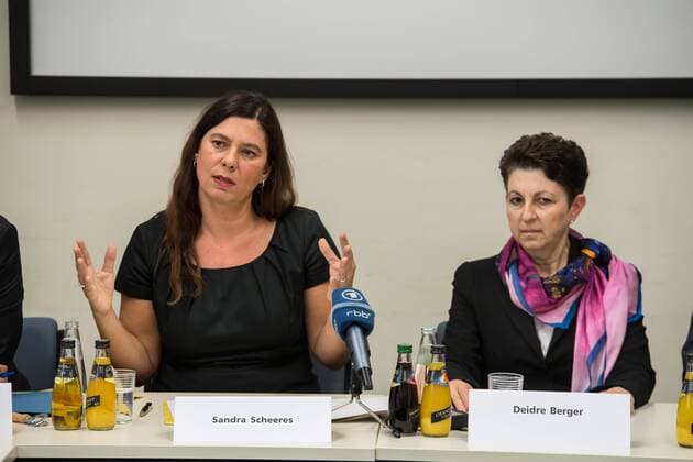 Berlin Vorstellung Projekt Antisemitismus & Salafismus Modellprojekt Demokratie staerken! Aktiv gegen Antisemitismus und Salafismus! Bildungssenatorin Scheeres und AJC Berlin Direktorin Deidre Berger ziehen Zwischenbilanz des Modellprojektes Demokratie staerken! Aktiv gegen Antisemitismus und Salafismus! Am Donnerstag den 19. Juli 2017 praesentierte die Bildungssenatorin zusammen mit der Direktorin des American Jewish Committee die Ergebisse des Modellprojektes an Berliner Schulen. Ziel des Projektes ist es, Lehrerinnen und Lehrer aus Berliner Schulen im Rahmen von Fortbildungen im praeventiven Umgang gegen Salafismus und dem ihm innewohnenden Antisemitismus zu unterstuetzen und praxisorientierte Unterrichtsmaterialien zu entwickeln. Dabei sollen die Lehrkraefte die Fortbildungen als Moeglichkeit begreifen, sich mit Expertinnen und Experten auszutauschen. Im Bild vlnr.: Sandar Sche