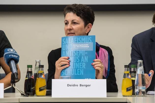 Berlin Vorstellung Projekt Antisemitismus & Salafismus Modellprojekt Demokratie staerken! Aktiv gegen Antisemitismus und Salafismus! Bildungssenatorin Scheeres und AJC Berlin Direktorin Deidre Berger ziehen Zwischenbilanz des Modellprojektes Demokratie staerken! Aktiv gegen Antisemitismus und Salafismus! Am Donnerstag den 19. Juli 2017 praesentierte die Bildungssenatorin zusammen mit der Direktorin des American Jewish Committee die Ergebisse des Modellprojektes an Berliner Schulen. Ziel des Projektes ist es, Lehrerinnen und Lehrer aus Berliner Schulen im Rahmen von Fortbildungen im praeventiven Umgang gegen Salafismus und dem ihm innewohnenden Antisemitismus zu unterstuetzen und praxisorientierte Unterrichtsmaterialien zu entwickeln. Dabei sollen die Lehrkraefte die Fortbildungen als Moeglichkeit begreifen, sich mit Expertinnen und Experten auszutauschen. Im Bild: Deidre Berger. 19
