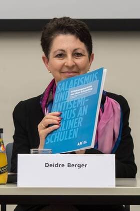 Berlin Vorstellung Projekt Antisemitismus & Salafismus Modellprojekt Demokratie staerken! Aktiv gegen Antisemitismus und Salafismus! Bildungssenatorin Scheeres und AJC Berlin Direktorin Deidre Berger ziehen Zwischenbilanz des Modellprojektes Demokratie staerken! Aktiv gegen Antisemitismus und Salafismus! Am Donnerstag den 19. Juli 2017 praesentierte die Bildungssenatorin zusammen mit der Direktorin des American Jewish Committee die Ergebisse des Modellprojektes an Berliner Schulen. Ziel des Projektes ist es, Lehrerinnen und Lehrer aus Berliner Schulen im Rahmen von Fortbildungen im praeventiven Umgang gegen Salafismus und dem ihm innewohnenden Antisemitismus zu unterstuetzen und praxisorientierte Unterrichtsmaterialien zu entwickeln. Dabei sollen die Lehrkraefte die Fortbildungen als Moeglichkeit begreifen, sich mit Expertinnen und Experten auszutauschen. Im Bild vlnr.: Sandar S