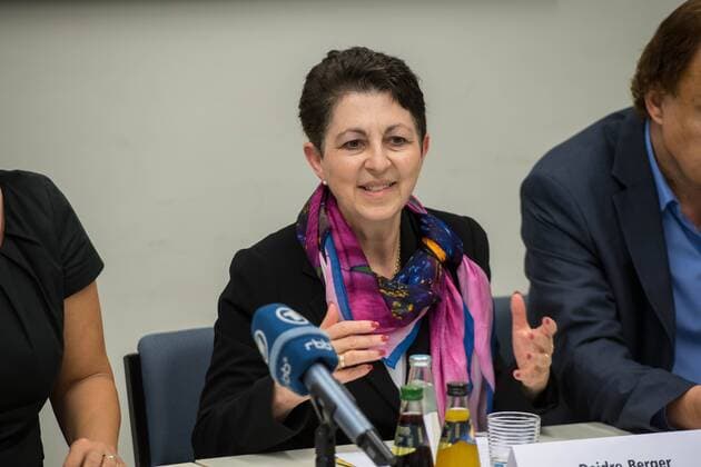 Berlin Vorstellung Projekt Antisemitismus & Salafismus Modellprojekt Demokratie staerken! Aktiv gegen Antisemitismus und Salafismus! Bildungssenatorin Scheeres und AJC Berlin Direktorin Deidre Berger ziehen Zwischenbilanz des Modellprojektes Demokratie staerken! Aktiv gegen Antisemitismus und Salafismus! Am Donnerstag den 19. Juli 2017 praesentierte die Bildungssenatorin zusammen mit der Direktorin des American Jewish Committee die Ergebisse des Modellprojektes an Berliner Schulen. Ziel des Projektes ist es, Lehrerinnen und Lehrer aus Berliner Schulen im Rahmen von Fortbildungen im praeventiven Umgang gegen Salafismus und dem ihm innewohnenden Antisemitismus zu unterstuetzen und praxisorientierte Unterrichtsmaterialien zu entwickeln. Dabei sollen die Lehrkraefte die Fortbildungen als Moeglichkeit begreifen, sich mit Expertinnen und Experten auszutauschen. Im Bild: Deidre Berger. 19