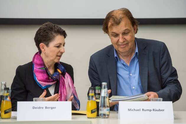 Berlin Vorstellung Projekt Antisemitismus & Salafismus Modellprojekt Demokratie staerken! Aktiv gegen Antisemitismus und Salafismus! Bildungssenatorin Scheeres und AJC Berlin Direktorin Deidre Berger ziehen Zwischenbilanz des Modellprojektes Demokratie staerken! Aktiv gegen Antisemitismus und Salafismus! Am Donnerstag den 19. Juli 2017 praesentierte die Bildungssenatorin zusammen mit der Direktorin des American Jewish Committee die Ergebisse des Modellprojektes an Berliner Schulen. Ziel des Projektes ist es, Lehrerinnen und Lehrer aus Berliner Schulen im Rahmen von Fortbildungen im praeventiven Umgang gegen Salafismus und dem ihm innewohnenden Antisemitismus zu unterstuetzen und praxisorientierte Unterrichtsmaterialien zu entwickeln. Dabei sollen die Lehrkraefte die Fortbildungen als Moeglichkeit begreifen, sich mit Expertinnen und Experten auszutauschen. Im Bild vlnr.: Deidre Berg
