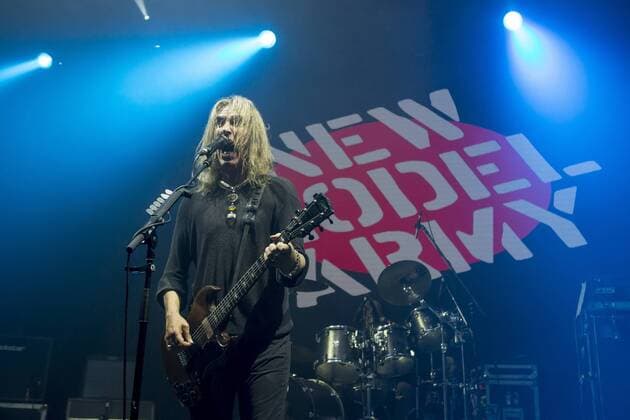 Die Band New Model Army steht am 20. Juli 2017 im Rahmen des Deichbrand Festival in Nordholz auf der Bühne. Festival - New Model Army beim Deichbrand Festival 2017