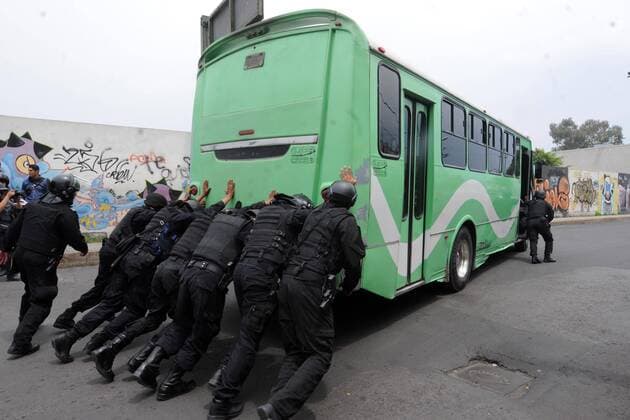 Bilder des Tages July 21, 2017 - Mexico - EUM20170720NAC47.JPG.CIUDAD DE MEXICO.- CityCDMX-Narcotrafico.- Acciones del operativo por parte de elementos federales en donde fue abatido Felipe de Jesus N, Alias El Ojos , lider del cartel de Tlahuac, este jueves 20 de julio de 2017. Algunos vehiculos robados fueron utilizados para no permitir la libre circulacion de los elementos de seguridad durante el operativo. Foto: Agencia EL UNIVERSALJuan Carlos ReyesRCC. Mexico  - ZUMAu78_ 20170721_zaf_u78_004 Copyright: xElxUniversalx