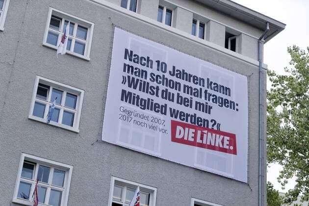 Plakat an Linken-Parteizentrale 2017-07-18, Berlin, Deutschland - Plakat der Partei Die Linke an der Fassade ihrer Parteizentrale.