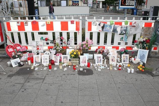 Feature, Gedenkfeier fuer die Opfer des Muenchner Amoklaufs am Olympia Einkaufszentrum in Muenchen am 22.07.2017