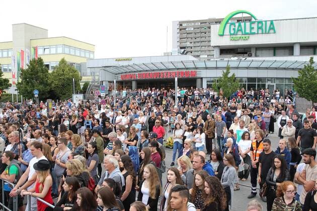 Zuschauer, Gedenkfeier fuer die Opfer des Muenchner Amoklaufs am Olympia Einkaufszentrum in Muenchen am 22.07.2017