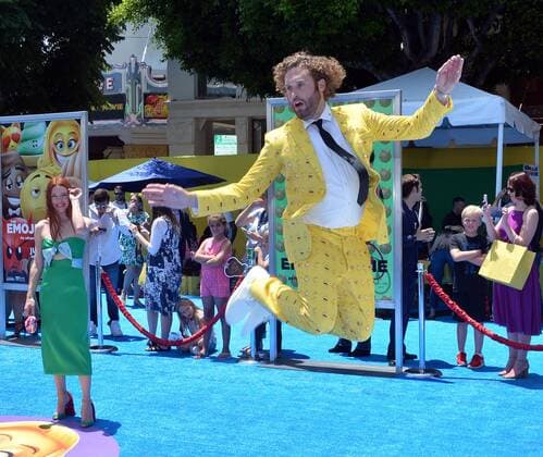Themen der Woche Bilder des Tages Cast member T.J. Miller, the voice of Gene in the animated motion picture comedy The Emoji Movie and his wife, actress Kate Gorney attend the premiere of the film at the Regency Village Theatre in the Westwood section of Los Angeles on July 23, 2017. Storyline: Gene, a multi-expressional emoji, sets out on a journey to become a normal emoji.  LAP2017072367 JIMxRUYMEN
