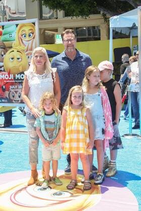 Tori Spelling mit ihrem Ehemann Dean McDermott und ihren Kindern Finn, Liam, Stella und Hattie McDermott bei der The Emoji Movie Film Premiere am 23.07.2017 in Westwood, Los Angeles The Emoji Movie Film Premiere in Westwood, Los Angeles, 2017 