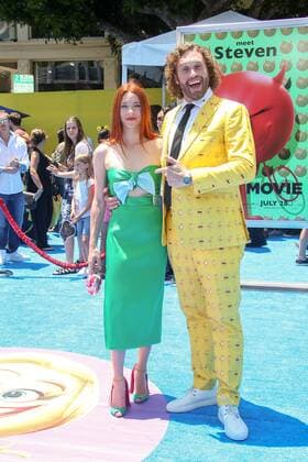 T.J. Miller und seine Ehefrau Kate Gorney bei der The Emoji Movie Film Premiere am 23.07.2017 in Westwood, Los Angeles The Emoji Movie Film Premiere in Westwood, Los Angeles, 2017 