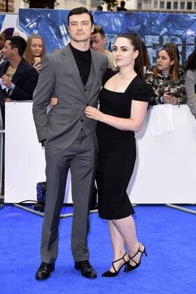 Gavin Drea mit Begleitung bei der Premiere des Kinofilms Valerian and the City of a Thousand Planets Valerian - Die Stadt der Tausend Planeten im Cineworld Empire Leicester Square. London, 24.07.2017 Gavin Drea mit Begleitung  Foto:xS.xVasx xFuturexImage