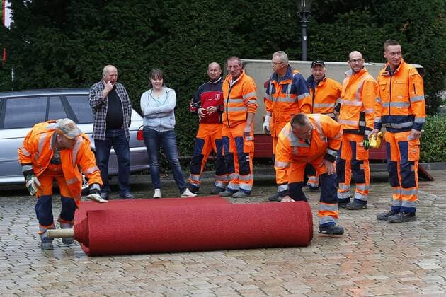 Eröffnung der 106. Richard-Wagner-Festspiele in Bayreuth mit der Neuinszenierung Die Meistersinger von Nürnberg Vorbereitungen verlegen des Roten Teppich,