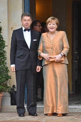 Bilder des Tages Bundeskanzlerin Dr. Angela MERKEL (CDU) mit Ihrem Ehemann Joachim SAUER bei ihrer Ankunft, Eroeffnung der Bayreuther Richard Wagner Festspiele 2017. Roter Teppich am 25.07.2017. Gruener Huegel, Festspielhaus.Bayreuth.