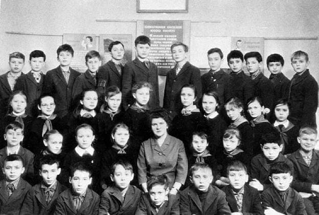 Vladimir Putin in childhood (bottom row, 3rd right). Photo: meridian.in.ua RussianxArchives  !AUFNAHMEDATUM GESCHÄTZT!