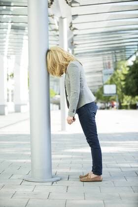 IMAGO Creative: Gesundheit, Burnout Frustated woman leaning against column model released Symbolfoto  MAEF12269