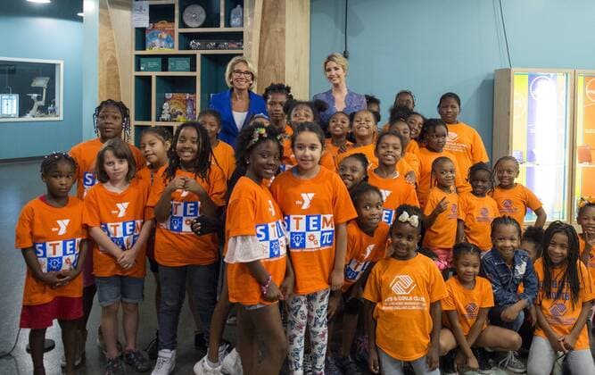 Themen der Woche Bilder des Tages Education Secretary Betsy DeVos and Ivanka Trump pose for a picture after they read Rosie Revere, Engineer to early grade school children at the Spark Lab at the National Museum of American History in Washington, DC on July 25, 2017. DeVos and Ivanka Trump focused the event on getting girls excited about STEM studies as they participated in certain science experiments.  WAS2017072510 PatxBenic