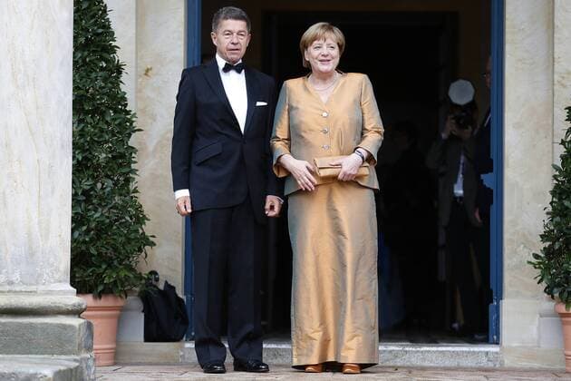 Eröffnung der 106. Richard-Wagner-Festspiele in Bayreuth mit der Neuinszenierung Die Meistersinger von Nürnberg Promis geht über den roten Teppich zum Königsportal des Festspielhauses in Bayreuth Dr. Angela Merkel Bundeskanzlerin der Bundesrepublik Deutschland mit Ehemann Prof. Joachim Sauer