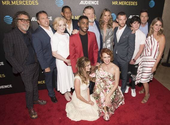 Bilder des Tages July 25, 2017 - Beverly Hills, California, U.S - The cast of Mr. Mercedes The cast of AT&T AUDIENCE Networks Ã’Mr. MercedesO, adapted from the original novel by Stephen King, walked the red carpet before viewing this year s screening at the Beverly Hilton Garden. The dramatic series follows a serial killer as he taunts a retired police detective leading the ex-cop to undertake a private investigation before the killer can strike again. The dramatic suspense thriller is set to premiere on the Audience Network on August 9, 2017. Beverly Hills U.S. - ZUMAb102 20170725_zaf_b102_064 Copyright: xDavidxBrox
