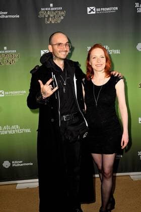 Der Forensiker + Kriminalbiologe Dr. Mark Benecke alias Dr. Made und seine Frau Ines kommt am 26.07.2017 in Köln zur Premiere von Shadowland 2 - Das neue Abenteuer der US-amerikanischen Tanzkompanie Pilobolus aus Connecticut im Rahmen des 30. Kölner Sommerfestival in der Kölner Philharmonie.