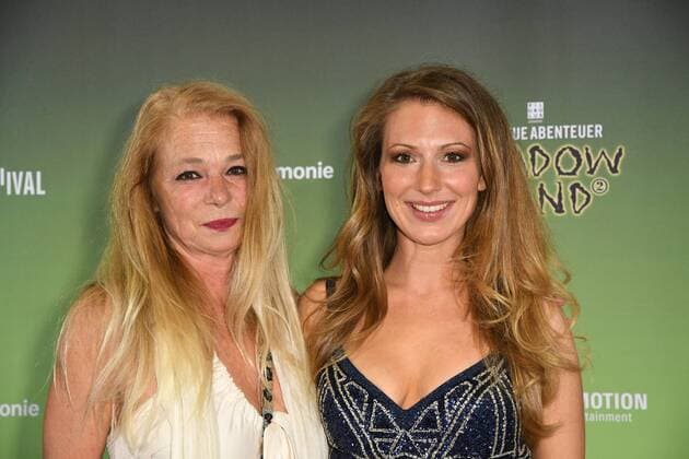 Moderatorin Mara Bergmann (r) und ihre Mutter Klaudia Bergmann kommen am 26.07.2017 in Köln zur Premiere von Shadowland 2 - Das neue Abenteuer der US-amerikanischen Tanzkompanie Pilobolus aus Connecticut im Rahmen des 30. Kölner Sommerfestival in der Kölner Philharmonie.