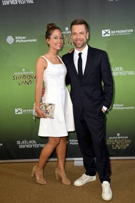 Entertainer Tom Gaebel und Partnerin Saskia Runge kommen am 26.07.2017 in Köln zur Premiere von Shadowland 2 - Das neue Abenteuer der US-amerikanischen Tanzkompanie Pilobolus aus Connecticut im Rahmen des 30. Kölner Sommerfestival in der Kölner Philharmonie.