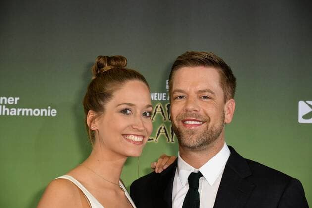 Entertainer Tom Gaebel und Partnerin Saskia Runge kommen am 26.07.2017 in Köln zur Premiere von Shadowland 2 - Das neue Abenteuer der US-amerikanischen Tanzkompanie Pilobolus aus Connecticut im Rahmen des 30. Kölner Sommerfestival in der Kölner Philharmonie.