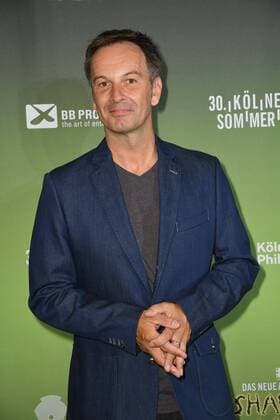 Sport Moderator Claus Lufen kommt am 26.07.2017 in Köln zur Premiere von Shadowland 2 - Das neue Abenteuer der US-amerikanischen Tanzkompanie Pilobolus aus Connecticut im Rahmen des 30. Kölner Sommerfestival in der Kölner Philharmonie.