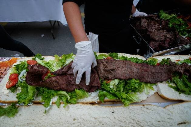 (170727) -- MEXICO CITY, July 27, 2017 -- A person takes part in the elaboration of a giant Mexican traditional sandwich named Torta during the Torta Fair in Mexico City, capital of Mexico, July 26, 2017. According to local press, during the event which is held from July 26 to 30, people made a torta of 67 meters long and 820 kilograms in weight, trying to break the world record of the largest torta. Francisco Canedo) (zy) MEXICO-MEXICO CITY-TORTA FAIR e FranciscoxCanedo 