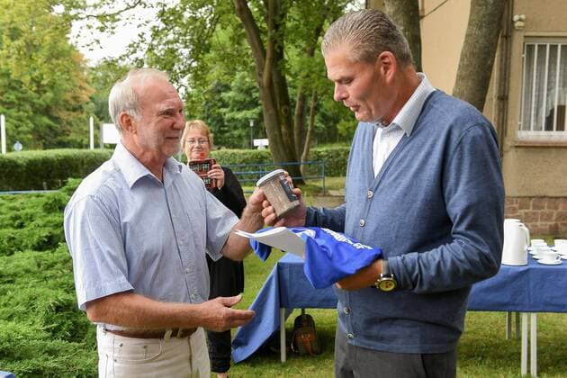 Holger Stahlknecht (Innenminister Sachsen-Anhalt, CDU) übergibt Zuwendungsbescheid des Landes in Höhe von 316.310,00 Euro zum Bau eines Kunstrasenplatzes an den den Vorstand des Turbine Halle e.V. im Bild: Holger Stahlknecht (Innenminister Sachsen-Anhalt, CDU) bekommt ein Trikot als Erinnerung und ein Glas alten Boden Halle Saale 27.07.2017 Innenstadt