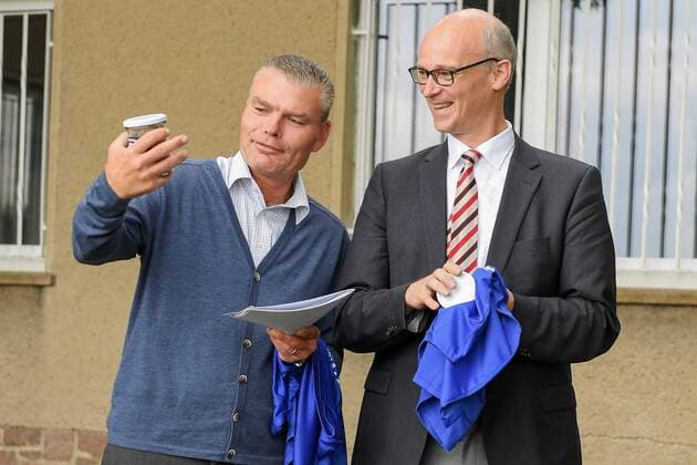 Holger Stahlknecht (Innenminister Sachsen-Anhalt, CDU) übergibt Zuwendungsbescheid des Landes in Höhe von 316.310,00 Euro zum Bau eines Kunstrasenplatzes an den den Vorstand des Turbine Halle e.V. im Bild: Holger Stahlknecht (Innenminister Sachsen-Anhalt, CDU) und Saalesparkassen Vorstand Dr. Jürgen Fox (Vorsitzender) Halle Saale 27.07.2017 Innenstadt