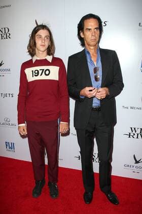 Nick Cave mit seinem Sohn Earl Cave bei der Wind River Film Premiere am 26.07.2017 in Los Angeles Wind River Filmpremiere in Los Angeles, 2017 
