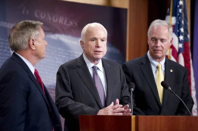 Themen der Woche July 27, 2017 - Washington, District of Columbia, United States of America - United States Senator John McCain (Republican of Arizona), center, one of several key Republican Senators, makes a statement as he announces he will not support the skinny repeal of the Affordable Care Act (ACA) unless he has assurances from US House leaders that the bill will never become law. Instead they demand negotiations or they will kill the bill, in the US Capitol in Washington, DC on Thursday, July 27, 2017. From left to right: US Senator Lindsey Graham (Republican of South Carolina), Senator McCain, and US Senator Ron Johnson (Republican of Wisconsin)..Credit: CNP Washington United States of America - ZUMAs152 20170727_zaa_s152_039 Copyright: xRonxSachsx
