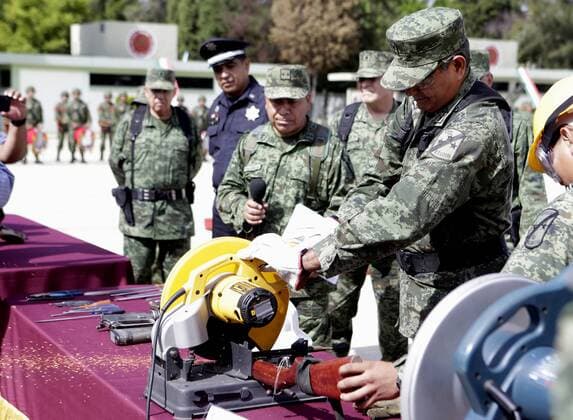 Zerstörung von beschlagnahmten Waffen in Mexiko July 27, 2017 - Mexico - EUM20172707NAC24.JPG.SANTA MARÃA IXCOTEL, Oax. Security Seguridad-Oaxaca.- La Octava Region Militar de la Secretaria de la Defensa Nacional (Sedena), con sede en Oaxaca, destruyo este jueves mil 100 armas de fuego, de las cuales 446 eran armas cortas y 654 armas largas; asimismo, se eliminaron 47 mil 204 cartuchos y 699 accesorios diversos, como cargadores de armas. 27 de julio 2017. Foto: Agencia EL UNIVERSAL RCC. Mexico  - ZUMAu78_ 20170727_zaf_u78_066 Copyright: xMarioxArturoxMartinezx