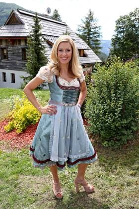 Bilder des Tages ORF Wenn die Musi spielt . Sängerin Stefanie Hertel am Rande des Künstlertreffs zum Musik Open Air Wenn die Musi spielt am 28.07.2017 auf dem Festgelände in Bad Kleinkirchheim.