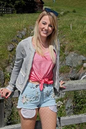ORF Wenn die Musi spielt . Sängerin Melissa Naschenweng am Rande des Künstlertreffs zum Musik Open Air Wenn die Musi spielt am 28.07.2017 auf dem Festgelände in Bad Kleinkirchheim.