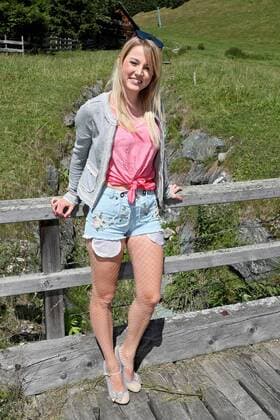 ORF Wenn die Musi spielt . Sängerin Melissa Naschenweng am Rande des Künstlertreffs zum Musik Open Air Wenn die Musi spielt am 28.07.2017 auf dem Festgelände in Bad Kleinkirchheim.