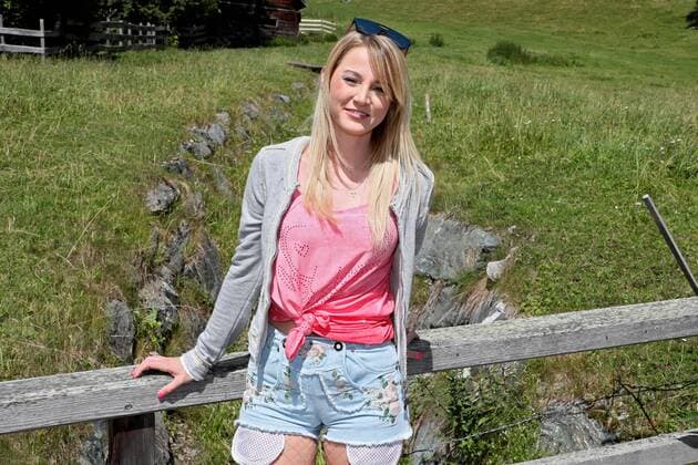 ORF Wenn die Musi spielt . Sängerin Melissa Naschenweng am Rande des Künstlertreffs zum Musik Open Air Wenn die Musi spielt am 28.07.2017 auf dem Festgelände in Bad Kleinkirchheim.