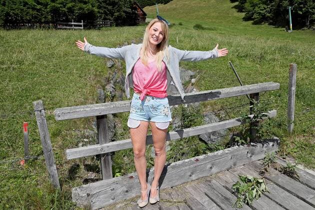 ORF Wenn die Musi spielt . Sängerin Melissa Naschenweng am Rande des Künstlertreffs zum Musik Open Air Wenn die Musi spielt am 28.07.2017 auf dem Festgelände in Bad Kleinkirchheim.