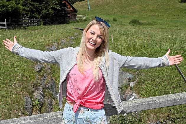 ORF Wenn die Musi spielt . Sängerin Melissa Naschenweng am Rande des Künstlertreffs zum Musik Open Air Wenn die Musi spielt am 28.07.2017 auf dem Festgelände in Bad Kleinkirchheim.