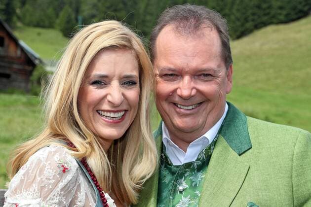 ORF Wenn die Musi spielt . Sängerin Stefanie Hertel und Moderator Arnulf Prasch am Rande des Künstlertreffs zum Musik Open Air Wenn die Musi spielt am 28.07.2017 auf dem Festgelände in Bad Kleinkirchheim.