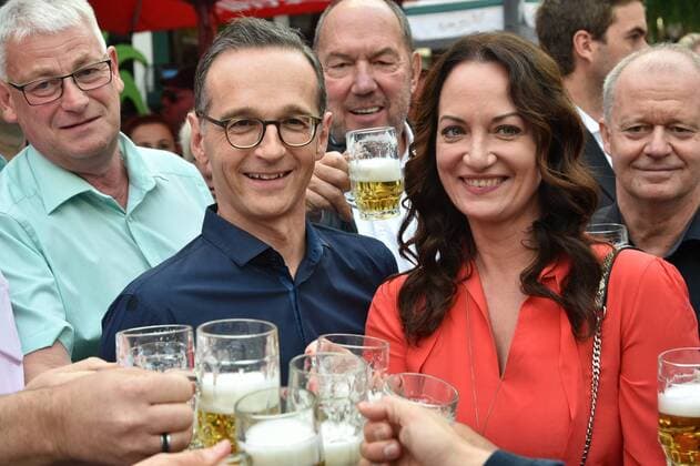 Themen der Woche Bilder des Tages Filmschauspielerin Nathalie Wörner und Bundesjustizminister Heiko Maas eröffnen kuschelnd am Freitag (28.7.2017) das Altstadtfest in Maas Heimatstadt Saarlouis. Dabei treffen sie auch auf Kanzleramtsminister Peter Altmeyer (CDU).