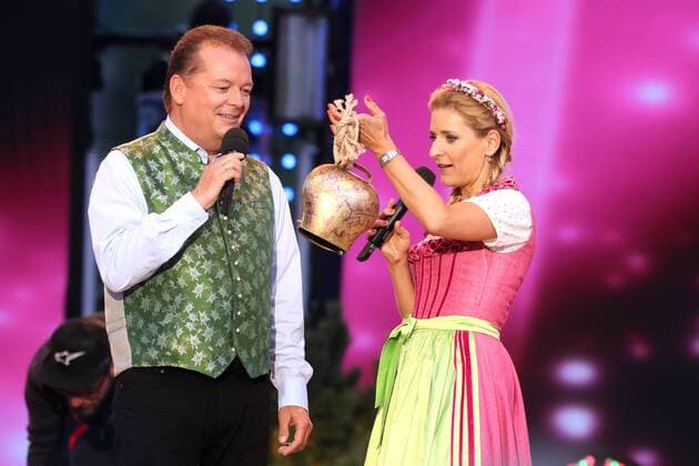 ORF Wenn die Musi spielt . Moderator Arnulf Prasch und Sängerin Stefanie Hertel während der Generalprobe zum Musik Open Air Wenn die Musi spielt am 28.07.2017 auf dem Festgelände in Bad Kleinkirchheim.