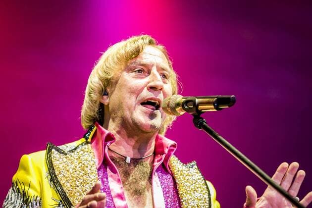 Dieter Thomas Kuhn & Band live bei den KSK Music Open in Ludwigsburg LUDWIGSBURG:Weit über 3 Millionen Besucher auf den Konzerten und über 1 Million verkaufter Tonträger mit zwei goldenen CDs sprechen eine deutliche Sprache: Dieter Thomas Kuhn & Band machen süchtig! Süchtig nach ihren Konzerten, nach guter Laune, nach Party, nach den nettesten und schärfsten Fans der Welt, nach einem Abend und einer Nacht der ganz besonderen Art. Wer schon einmal da war, weiß, wovon man spricht. Wer einmal da war, kommt immer wieder. Wir haben die Bilder vom Konzert von Samstagabend., Ludwigsburg Copyright: 7aktuell.de