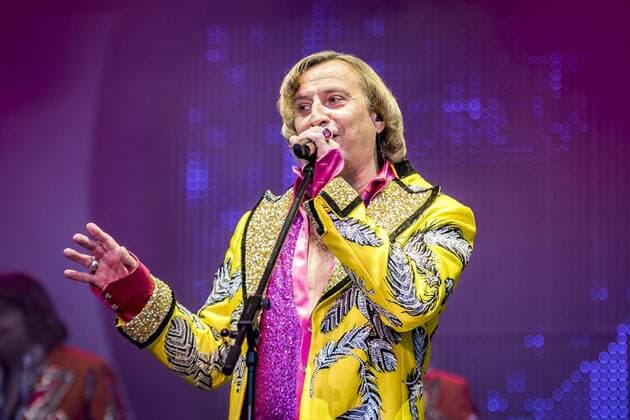 Dieter Thomas Kuhn & Band live bei den KSK Music Open in Ludwigsburg LUDWIGSBURG:Weit über 3 Millionen Besucher auf den Konzerten und über 1 Million verkaufter Tonträger mit zwei goldenen CDs sprechen eine deutliche Sprache: Dieter Thomas Kuhn & Band machen süchtig! Süchtig nach ihren Konzerten, nach guter Laune, nach Party, nach den nettesten und schärfsten Fans der Welt, nach einem Abend und einer Nacht der ganz besonderen Art. Wer schon einmal da war, weiß, wovon man spricht. Wer einmal da war, kommt immer wieder. Wir haben die Bilder vom Konzert von Samstagabend., Ludwigsburg Copyright: 7aktuell.de
