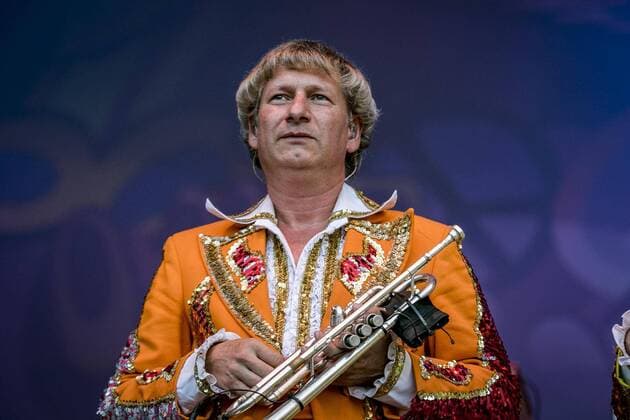 Dieter Thomas Kuhn & Band live bei den KSK Music Open in Ludwigsburg LUDWIGSBURG:Weit über 3 Millionen Besucher auf den Konzerten und über 1 Million verkaufter Tonträger mit zwei goldenen CDs sprechen eine deutliche Sprache: Dieter Thomas Kuhn & Band machen süchtig! Süchtig nach ihren Konzerten, nach guter Laune, nach Party, nach den nettesten und schärfsten Fans der Welt, nach einem Abend und einer Nacht der ganz besonderen Art. Wer schon einmal da war, weiß, wovon man spricht. Wer einmal da war, kommt immer wieder. Wir haben die Bilder vom Konzert von Samstagabend., Ludwigsburg Copyright: 7aktuell.de