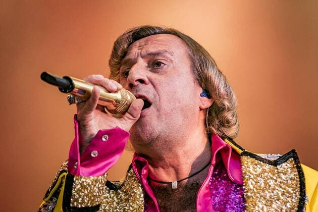 Dieter Thomas Kuhn & Band live bei den KSK Music Open in Ludwigsburg LUDWIGSBURG:Weit über 3 Millionen Besucher auf den Konzerten und über 1 Million verkaufter Tonträger mit zwei goldenen CDs sprechen eine deutliche Sprache: Dieter Thomas Kuhn & Band machen süchtig! Süchtig nach ihren Konzerten, nach guter Laune, nach Party, nach den nettesten und schärfsten Fans der Welt, nach einem Abend und einer Nacht der ganz besonderen Art. Wer schon einmal da war, weiß, wovon man spricht. Wer einmal da war, kommt immer wieder. Wir haben die Bilder vom Konzert von Samstagabend., Ludwigsburg Copyright: 7aktuell.de